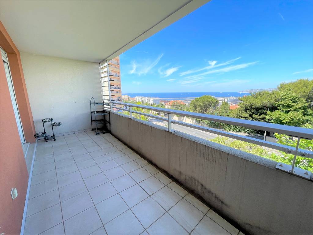 SAINT-LOUIS 15EME. Appartement T3 récent résidence fermée. Terrasse et garage double