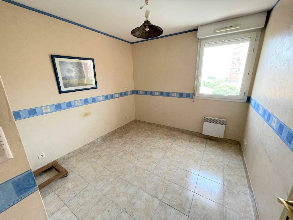 SAINT-LOUIS 15EME. Appartement T3 récent résidence fermée. Terrasse et garage double