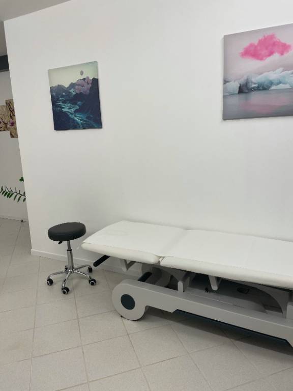 CARRY LE ROUET CENTRE. Local à louer pour profession médicale ou paramédicale. Parking.