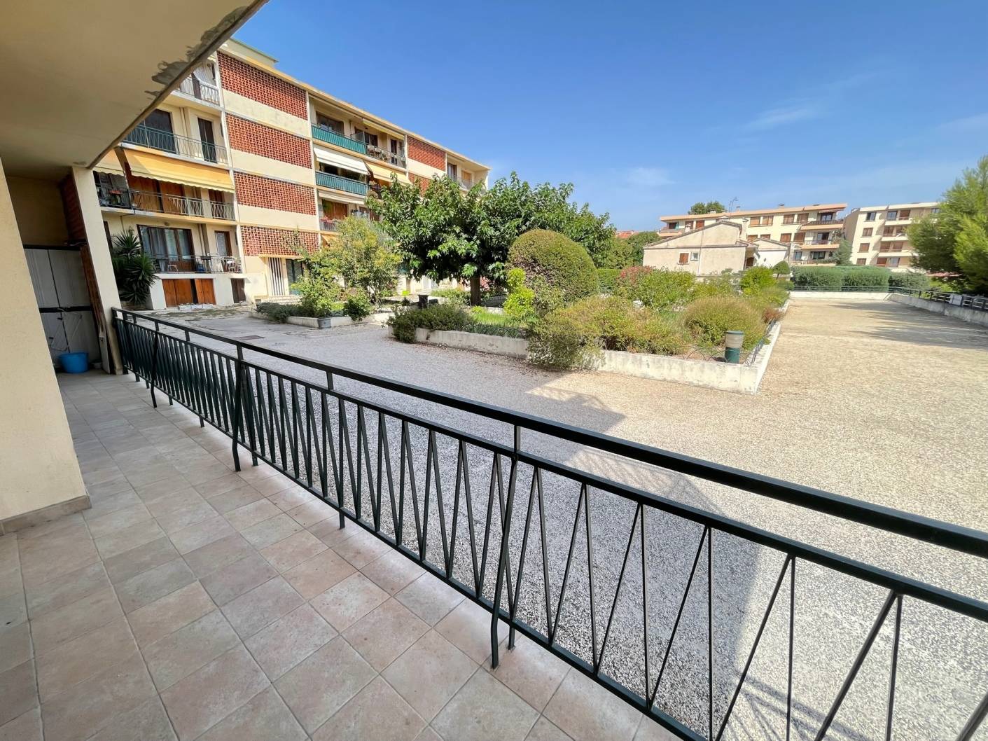 L'ESTAQUE 16EME. Appartement T4 en RDC dans résidence fermée avec terrasse. Cave. Garage.