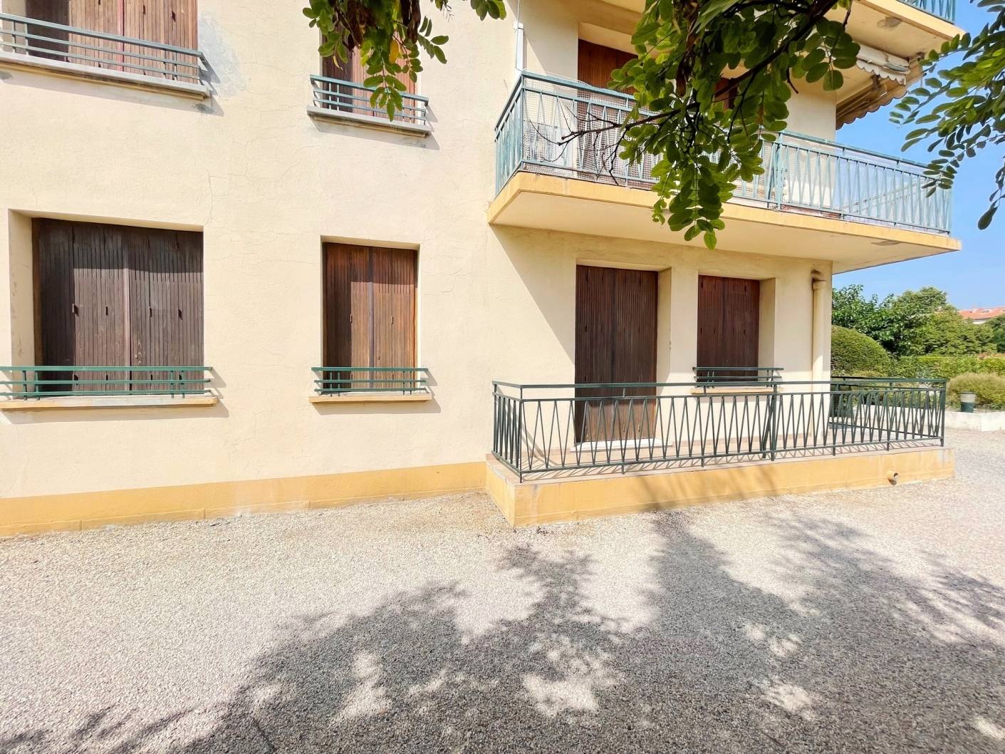 L'ESTAQUE 16EME. Appartement T4 en RDC dans résidence fermée avec terrasse. Cave. Garage.