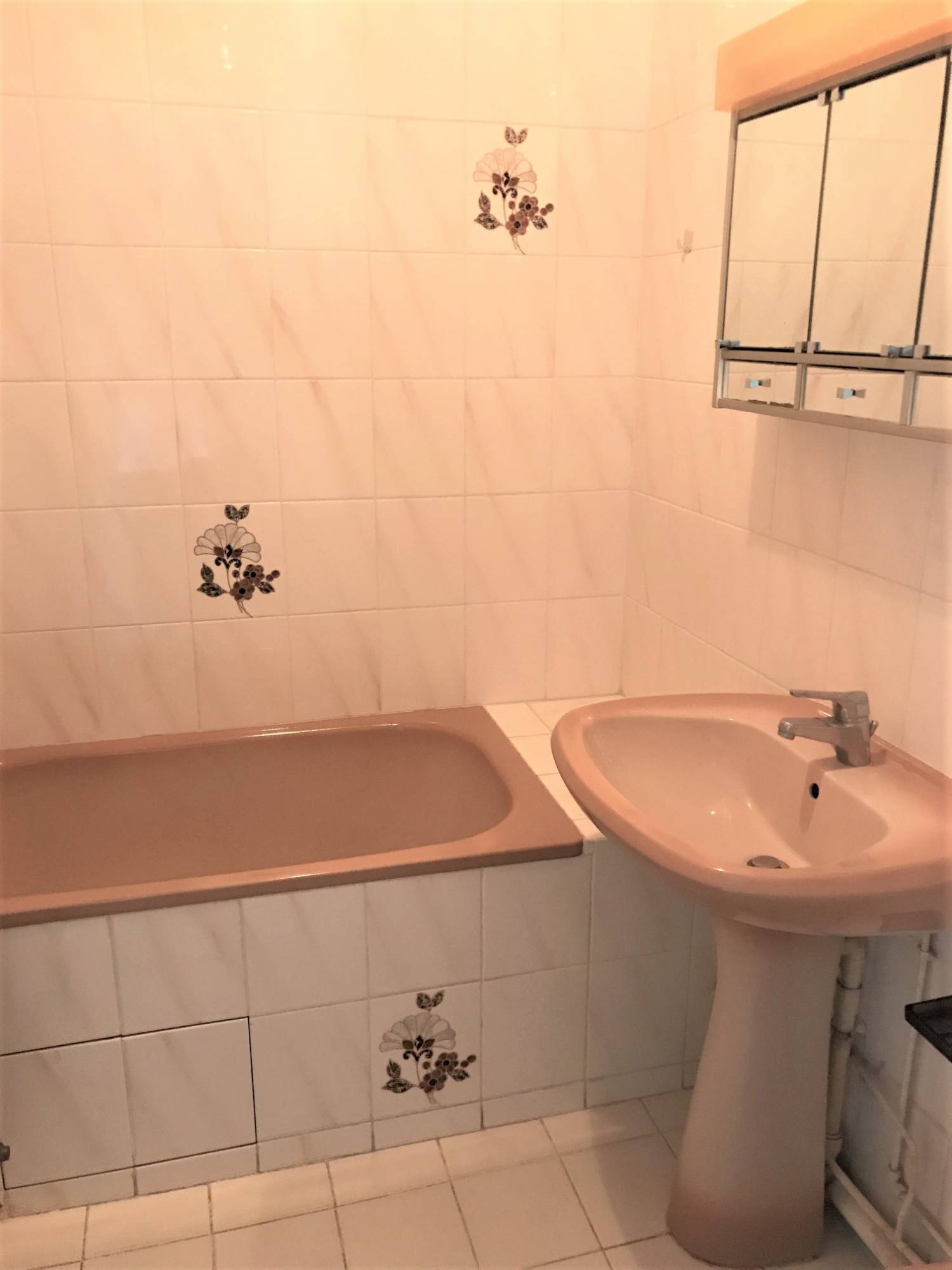 SAINT-HENRI 16EME. Appartement T3 avec balcon, cave et GARAGE