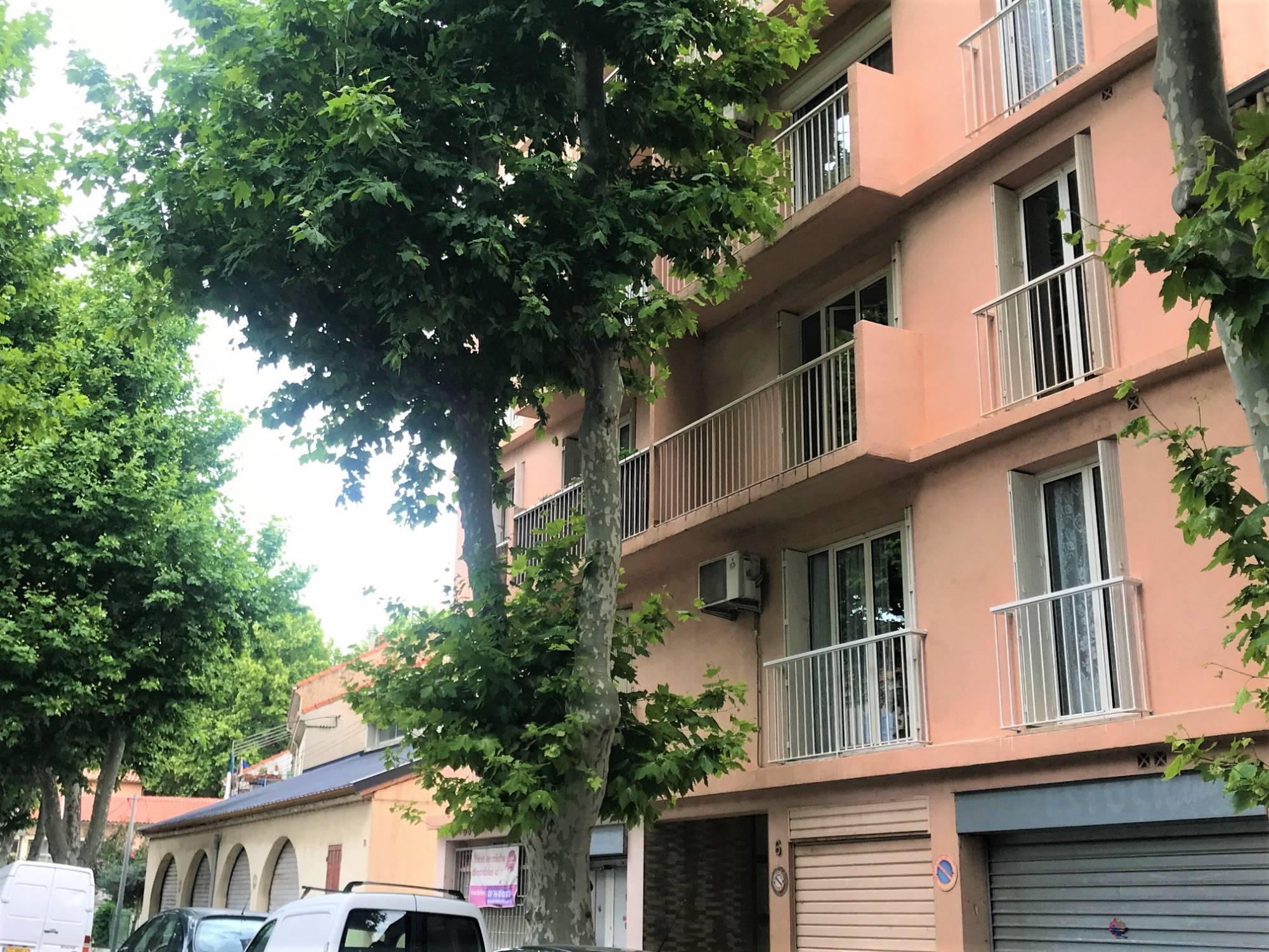 SAINT-HENRI 16EME. Appartement T3 avec balcon, cave et GARAGE