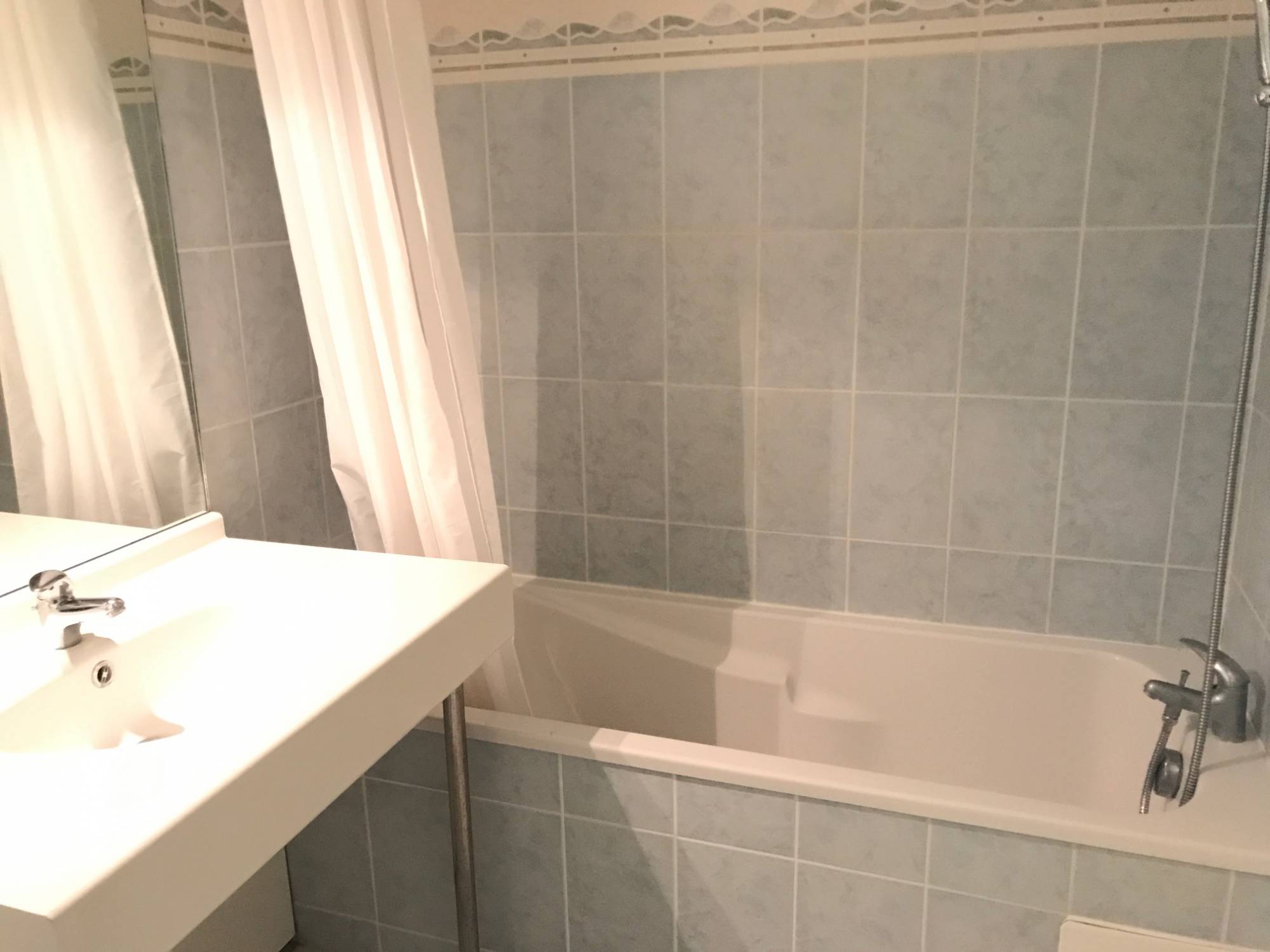 SAINT-LOUIS 15EME. Appartement  T2 récent résidence fermée. Terrasse et Parking