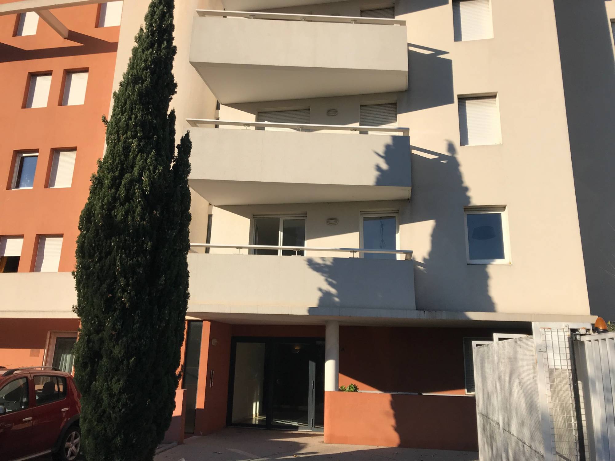 SAINT-LOUIS 15EME. Appartement  T2 récent résidence fermée. Terrasse et Parking