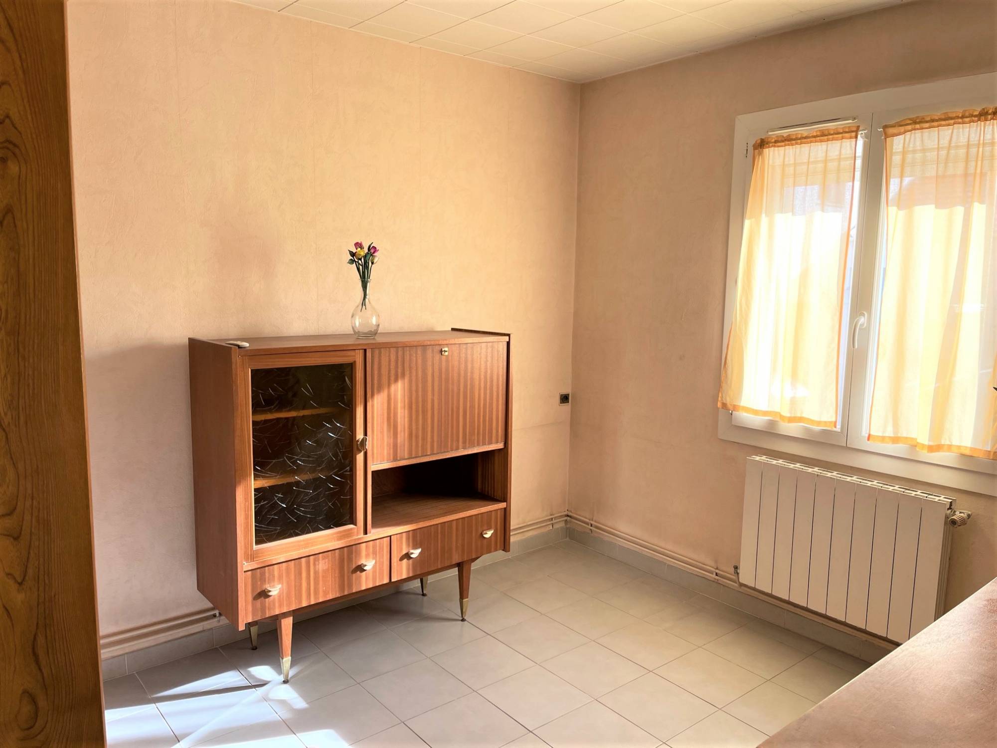 SAINT-ANDRE 16EME. Appartement T3 en RDC avec terrasse et cave