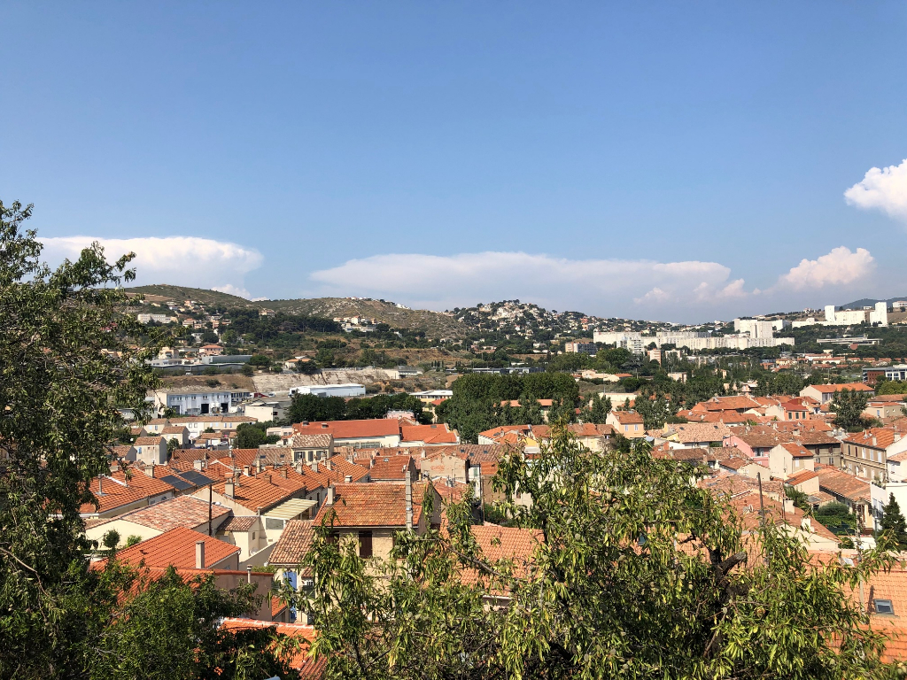 Appartement T3 13016 mourepiane Belle vue dégagée, terrain en restanque attenant et grande dépendance