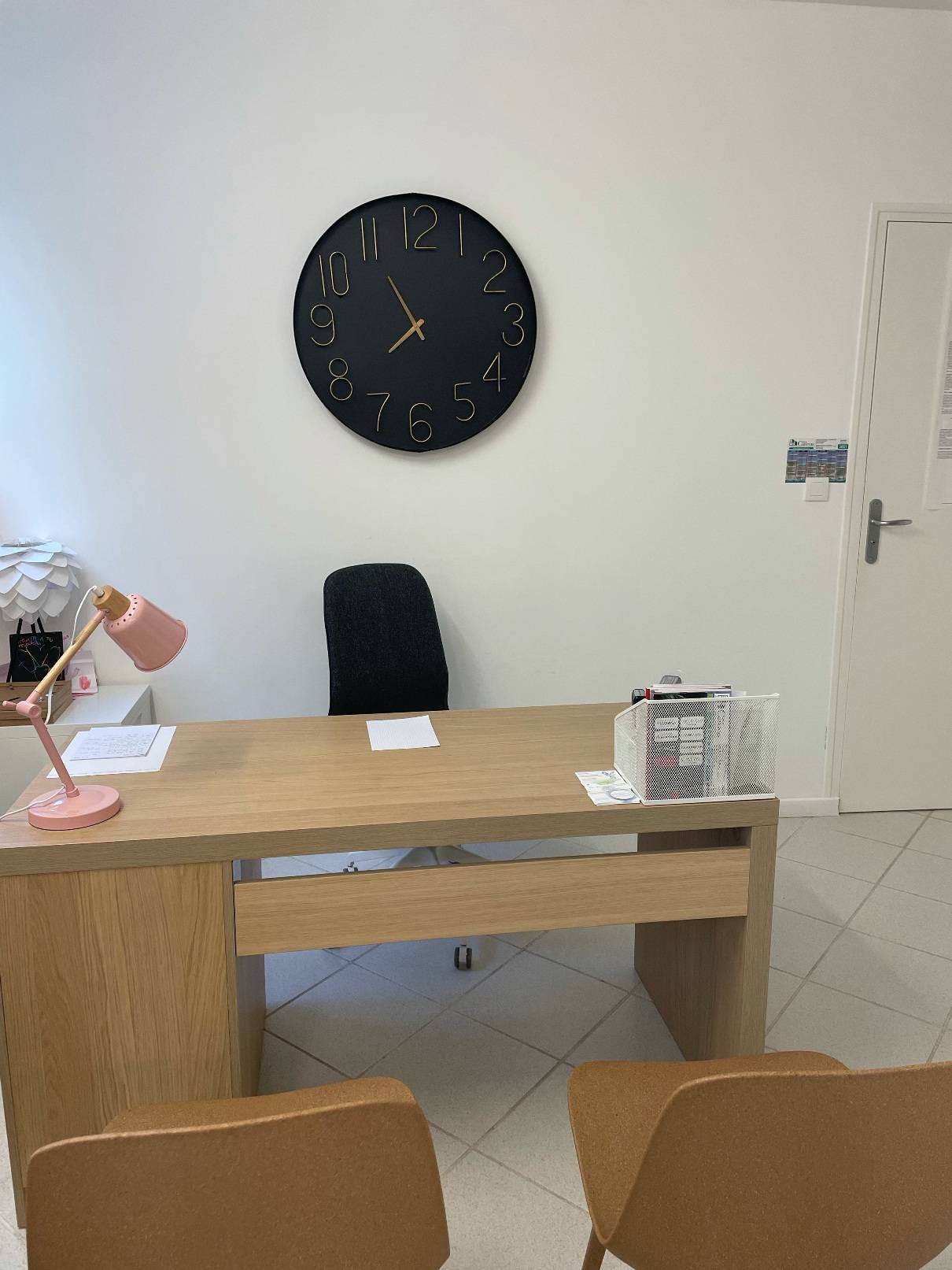 CARRY LE ROUET CENTRE. Local à louer pour profession médicale ou paramédicale. Parking.