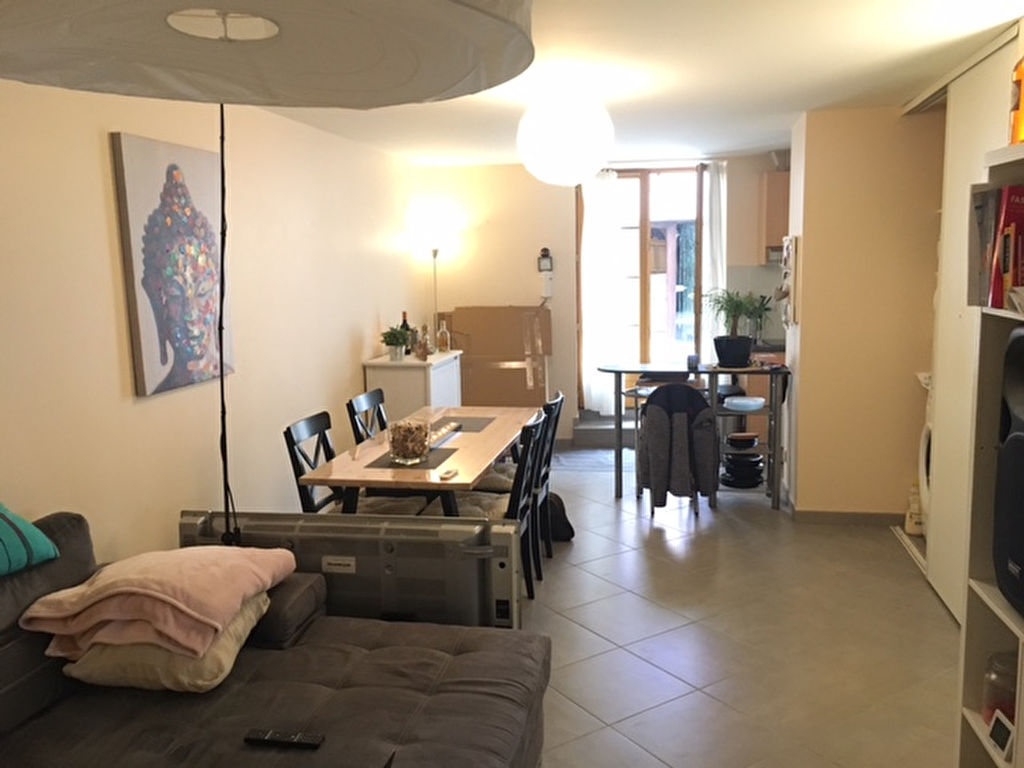 Grand T1 Martigues Jonquieres Rez de chaussée dans petit immeuble calme