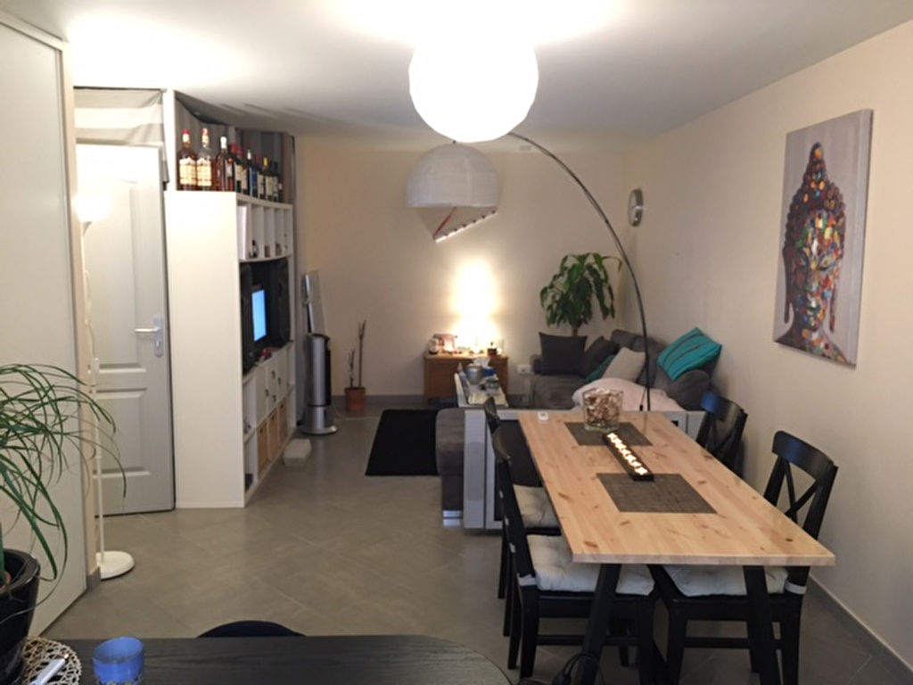 Grand T1 Martigues Jonquieres Rez de chaussée dans petit immeuble calme